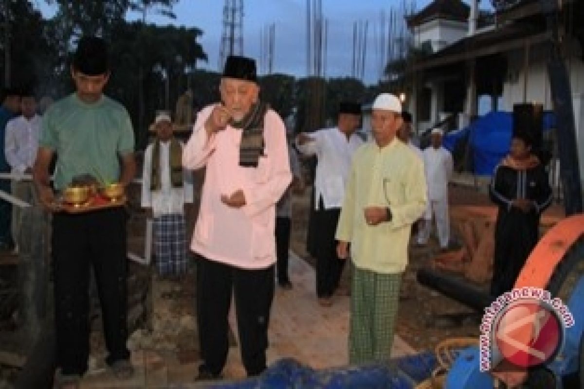 Sultan Kutai Lakukan Tepong Tawar Pembangunan Pendopo 