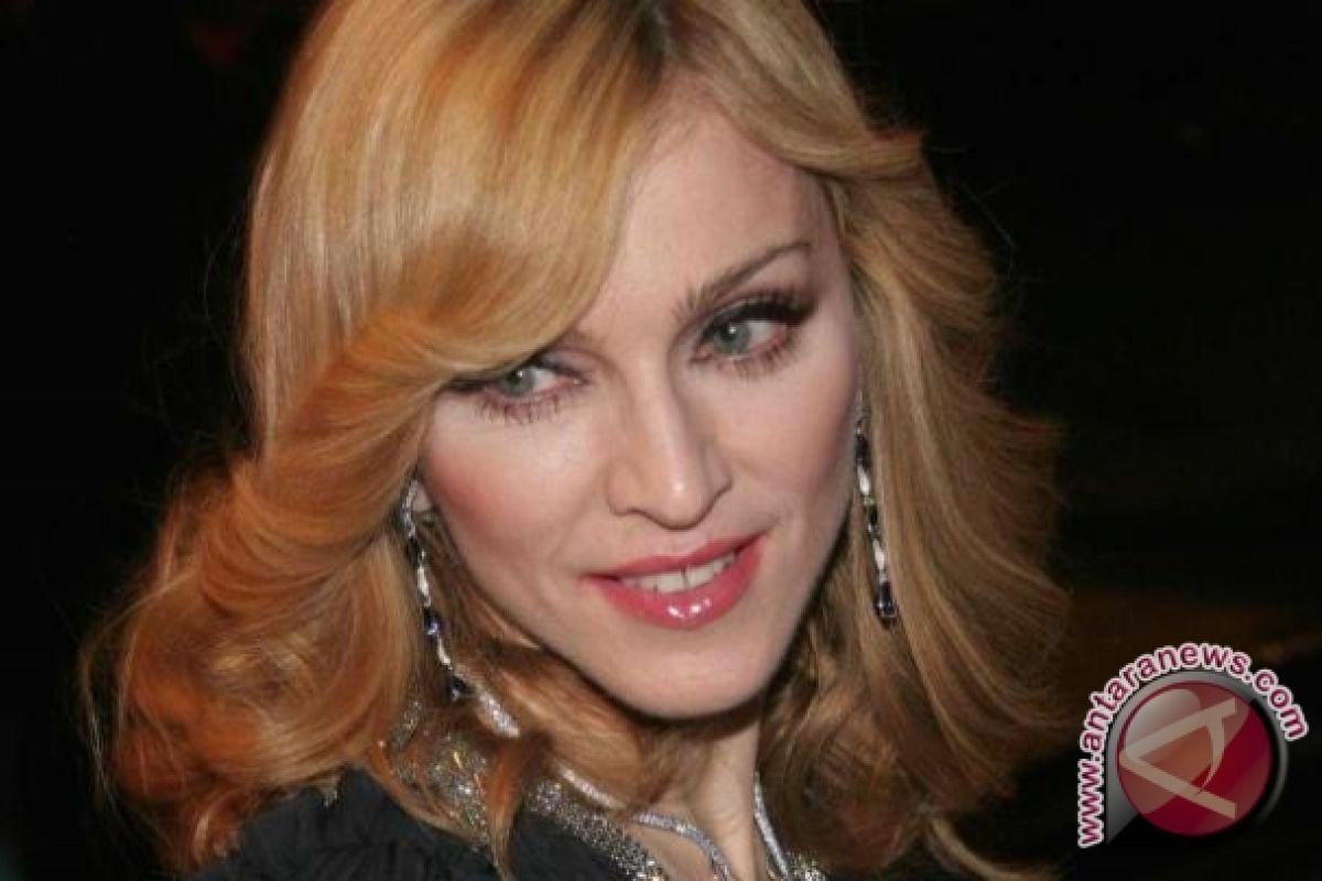 Madonna jual lukisan demi pendidikan perempuan
