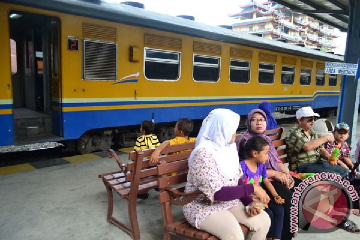 Liburan telah tiba, tiket kereta api laris manis