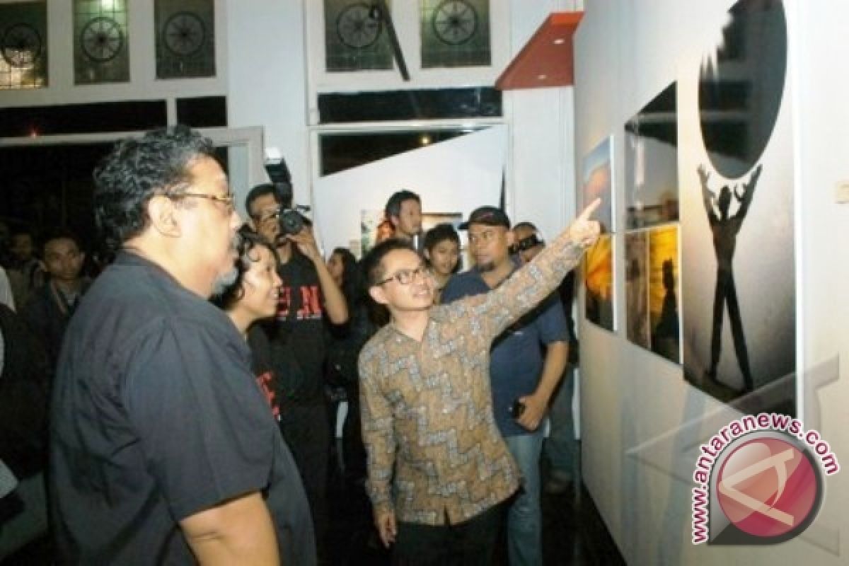 Foto ANTARA diserahkan ke Museum Pers       