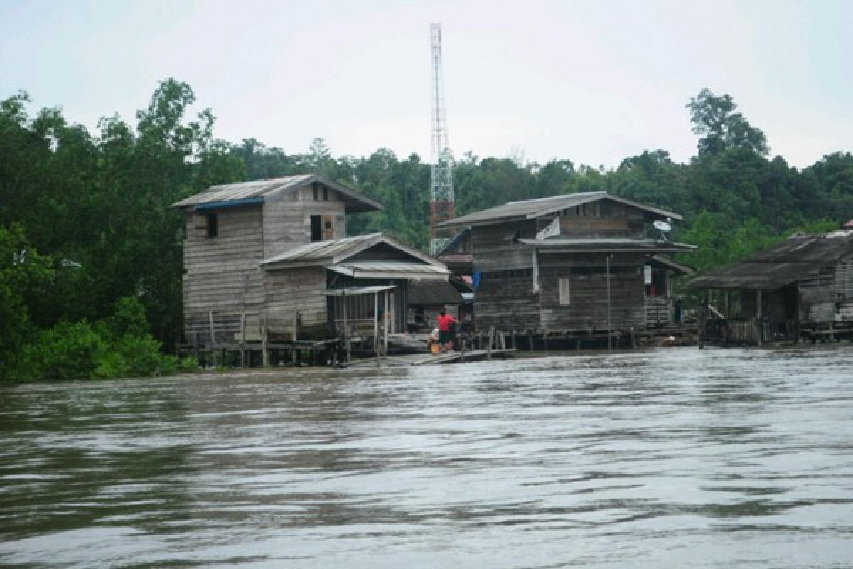 Cuaca hambat pengiriman bantuan  korban banjir di Siberut