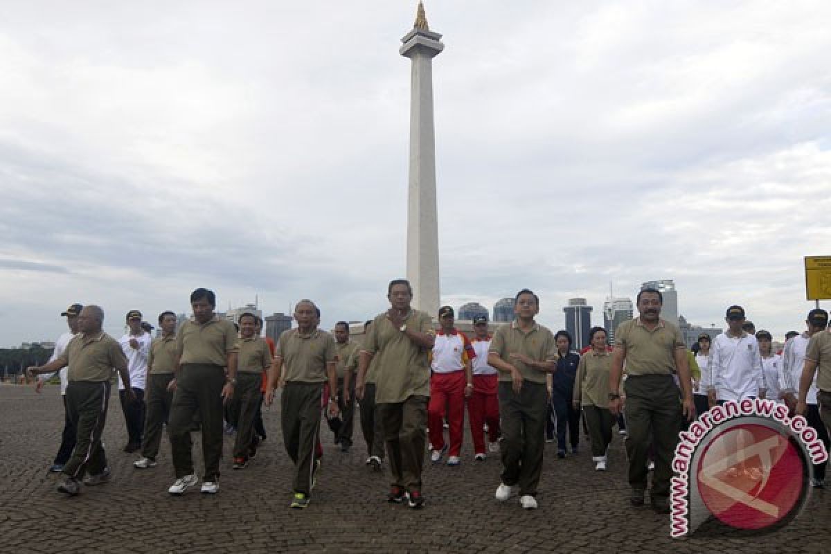 Presiden keliling Monas bersama personil TNI AD