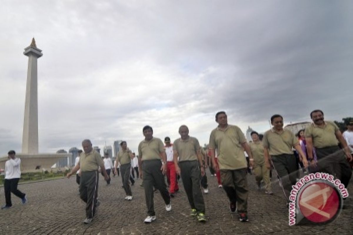 Presiden Berolah Raga Bersama Personel TNI AD di Monas