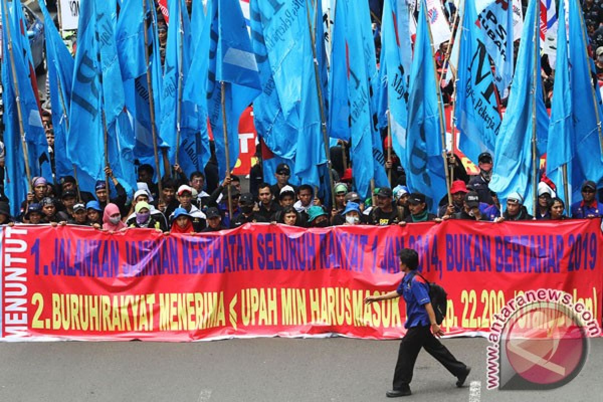 Puluhan ribu buruh demonstrasi di depan Grahadi 