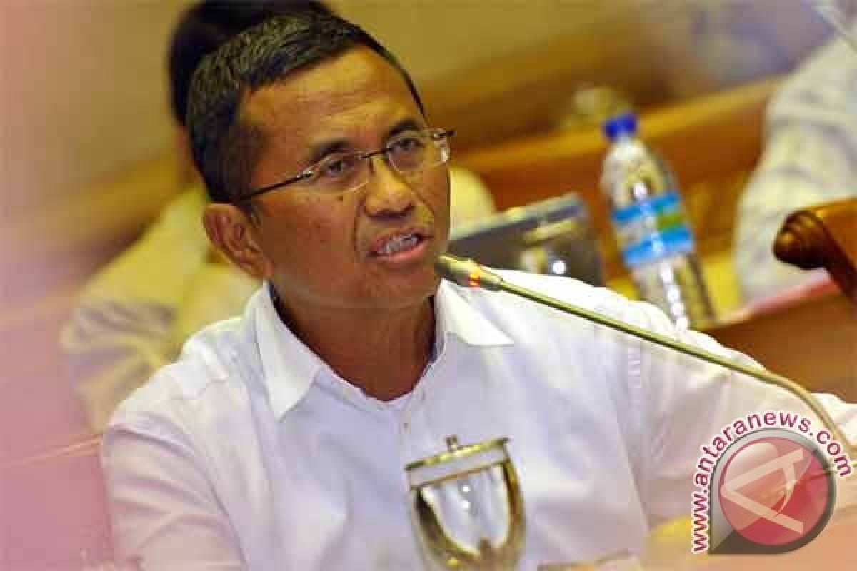 Dahlan Iskan finally attends house commission hearing