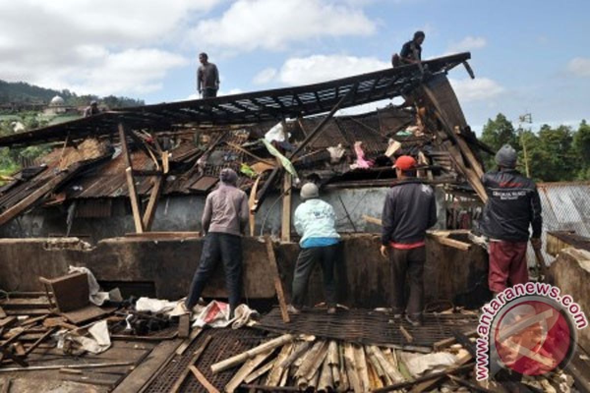 Puting beliung rusak rumah warga di Tasikmalaya