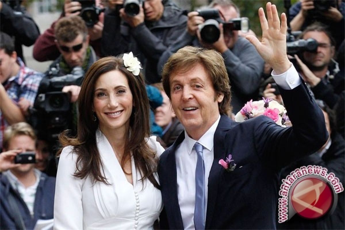 Paul McCartney musisi Inggris terkaya