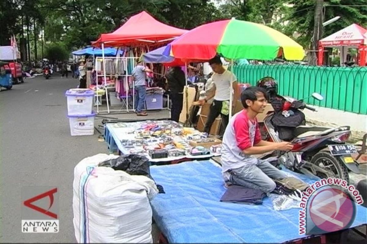 Pemkab Bangka Barat Bantu Tenda PKL Tanjungkalian