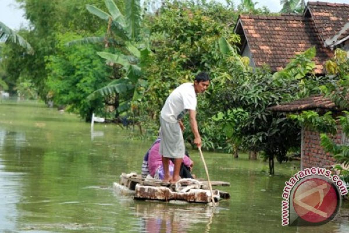 Flash floods sweep away seven houses in Kudus, C. Java