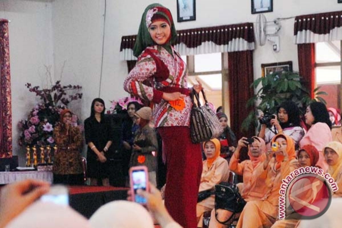 Pemkab populerkan batik cual melalui lomba busana