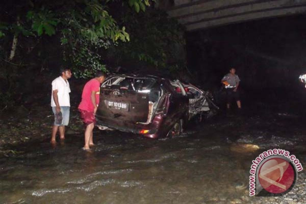 Mobil Avanza Tergulir ke Jurang 10 Meter