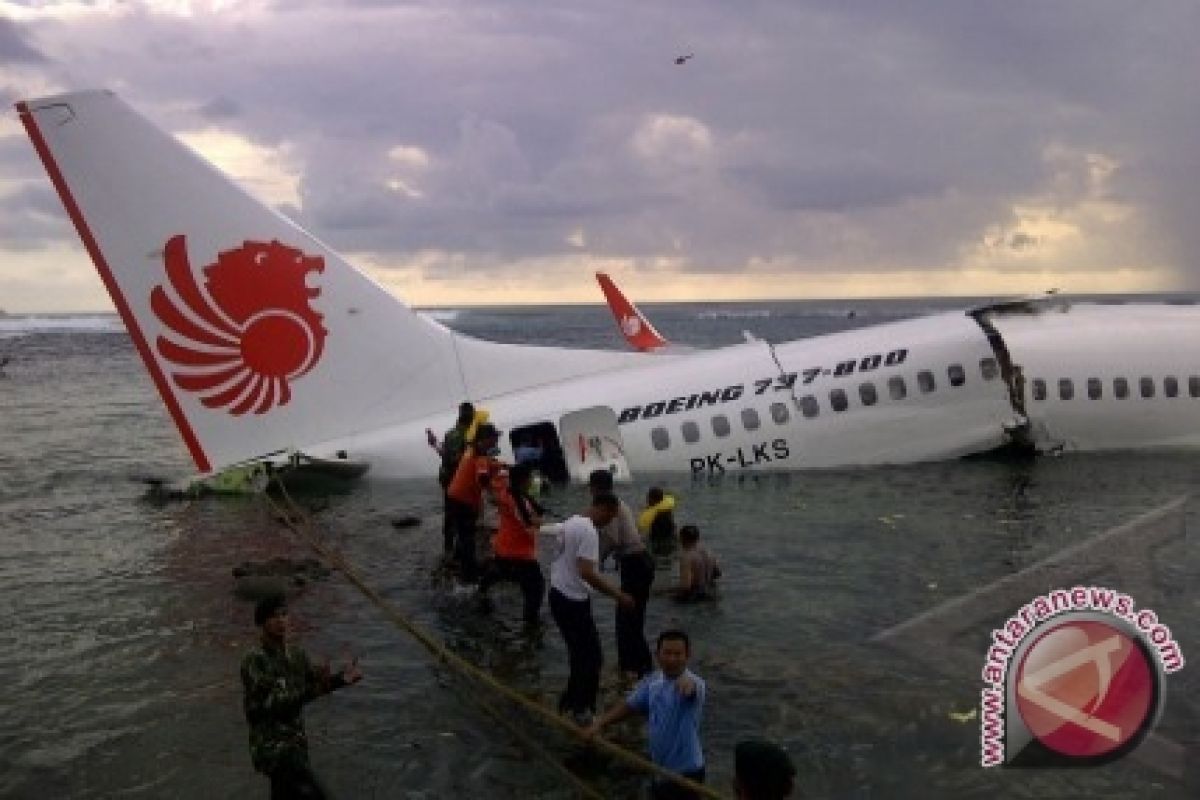 Pesawat Lion Air Terbelah Di Pantai