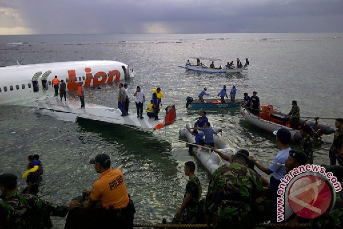 Avtur Lion Airu disedot agar tak cemari laut