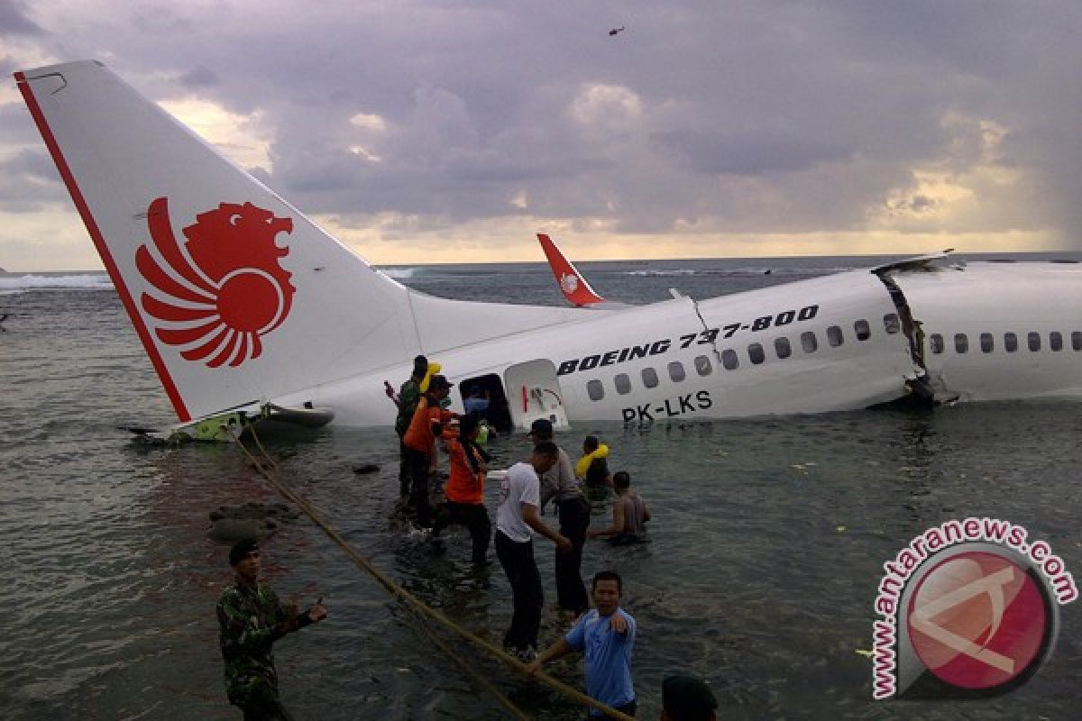Bangkai pesawat Lion Air dipotong