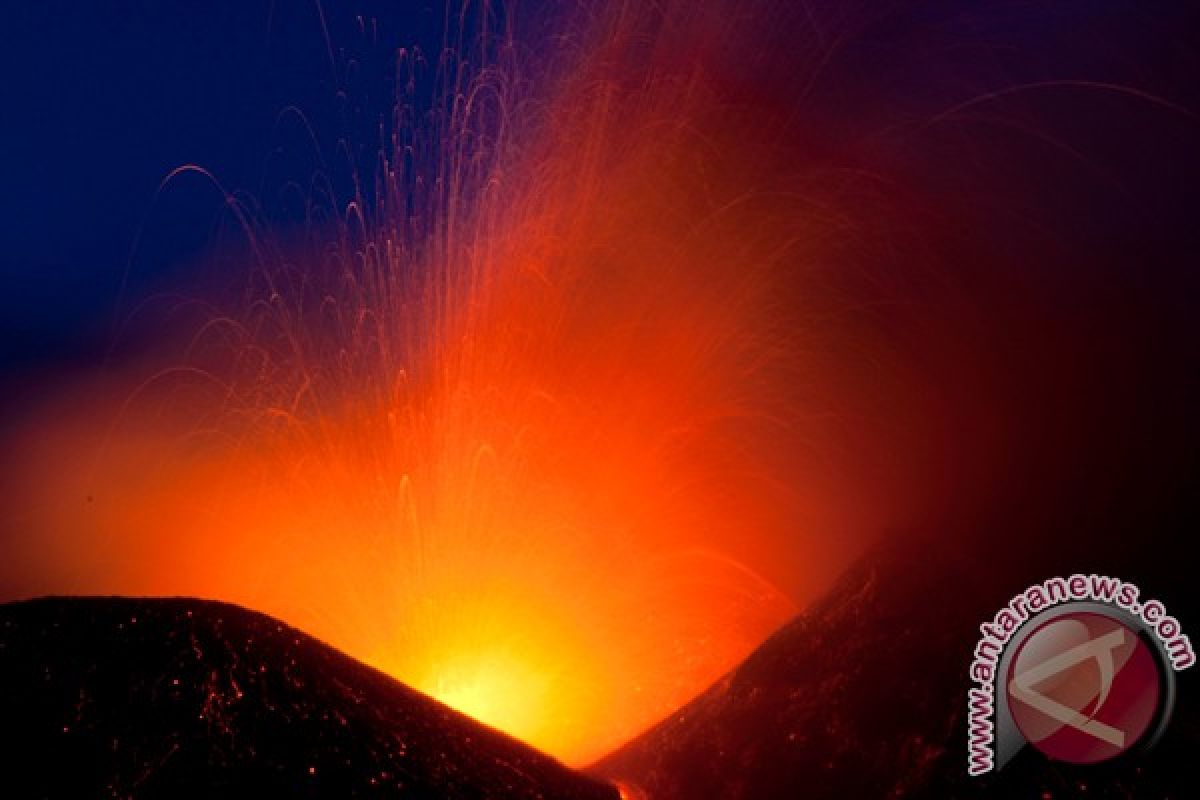 Etna meletus lagi