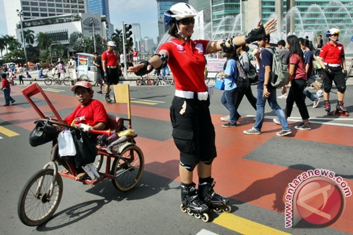 Polisi bersepatu roda diserbu masyarakat untuk swafoto