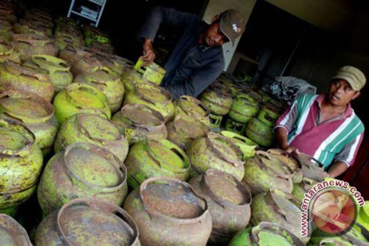 Elpiji langka, warga Mesuji gunakan kayu bakar