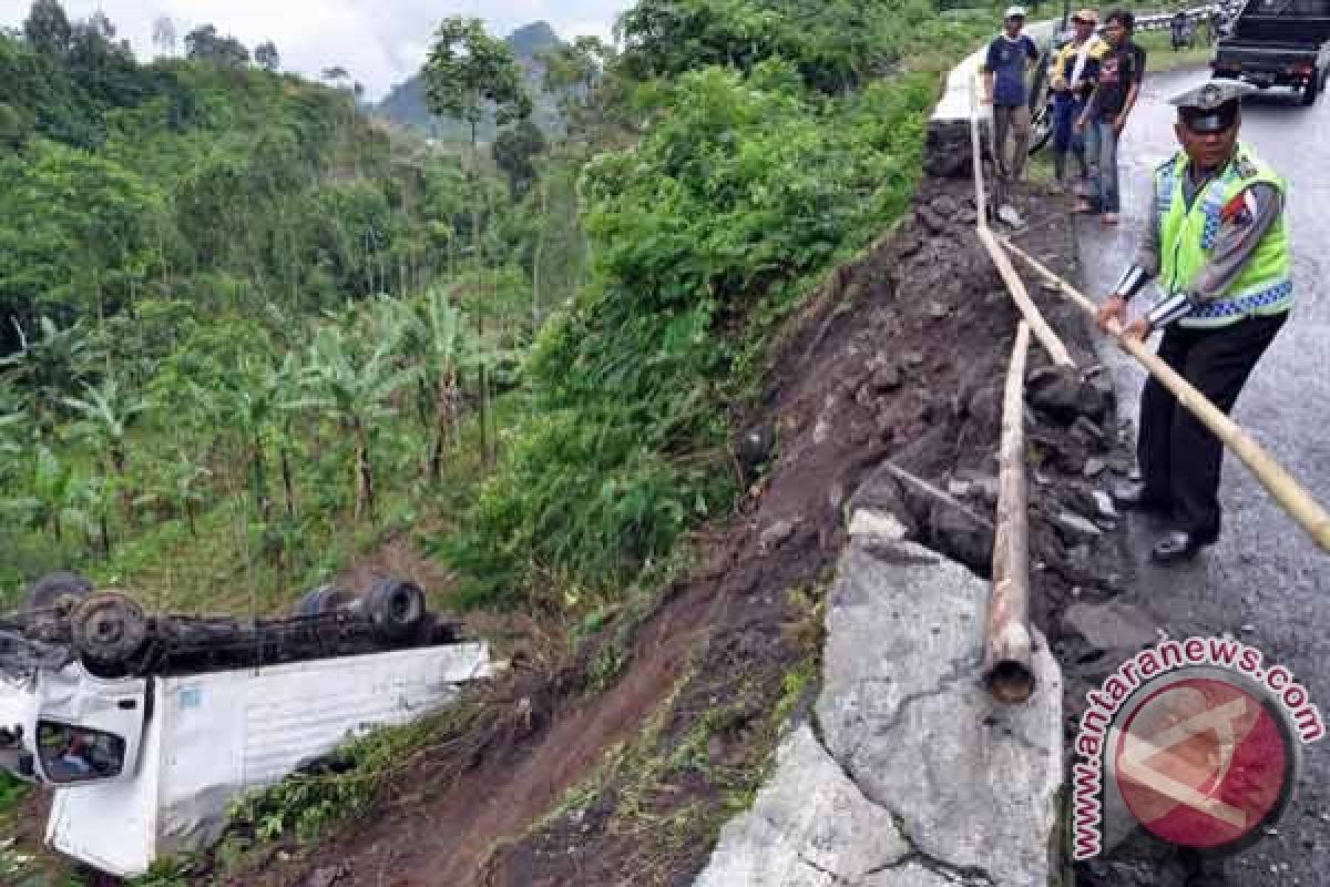 Truk masuk jurang, kernet tewas