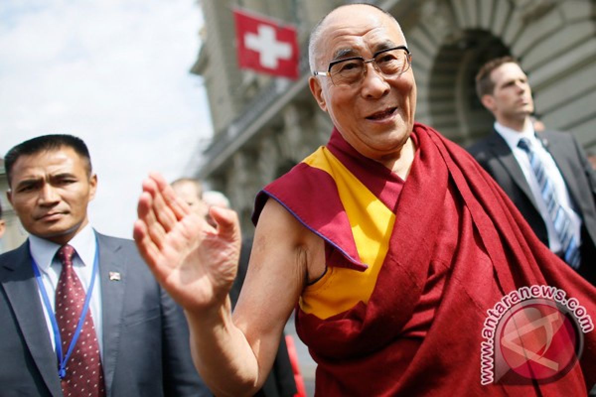 Big audience for panel with Dalai Lama despite Beijing protest