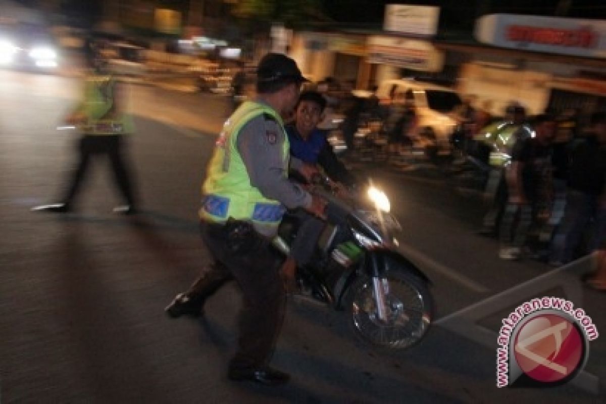 Polisi Tilang Pengendara 