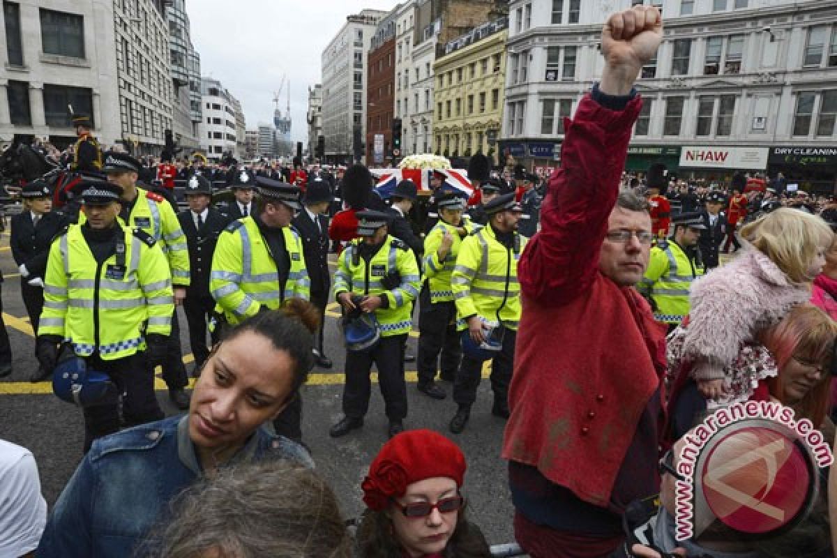 Penentang Thatcher punggungi upacara pemakaman