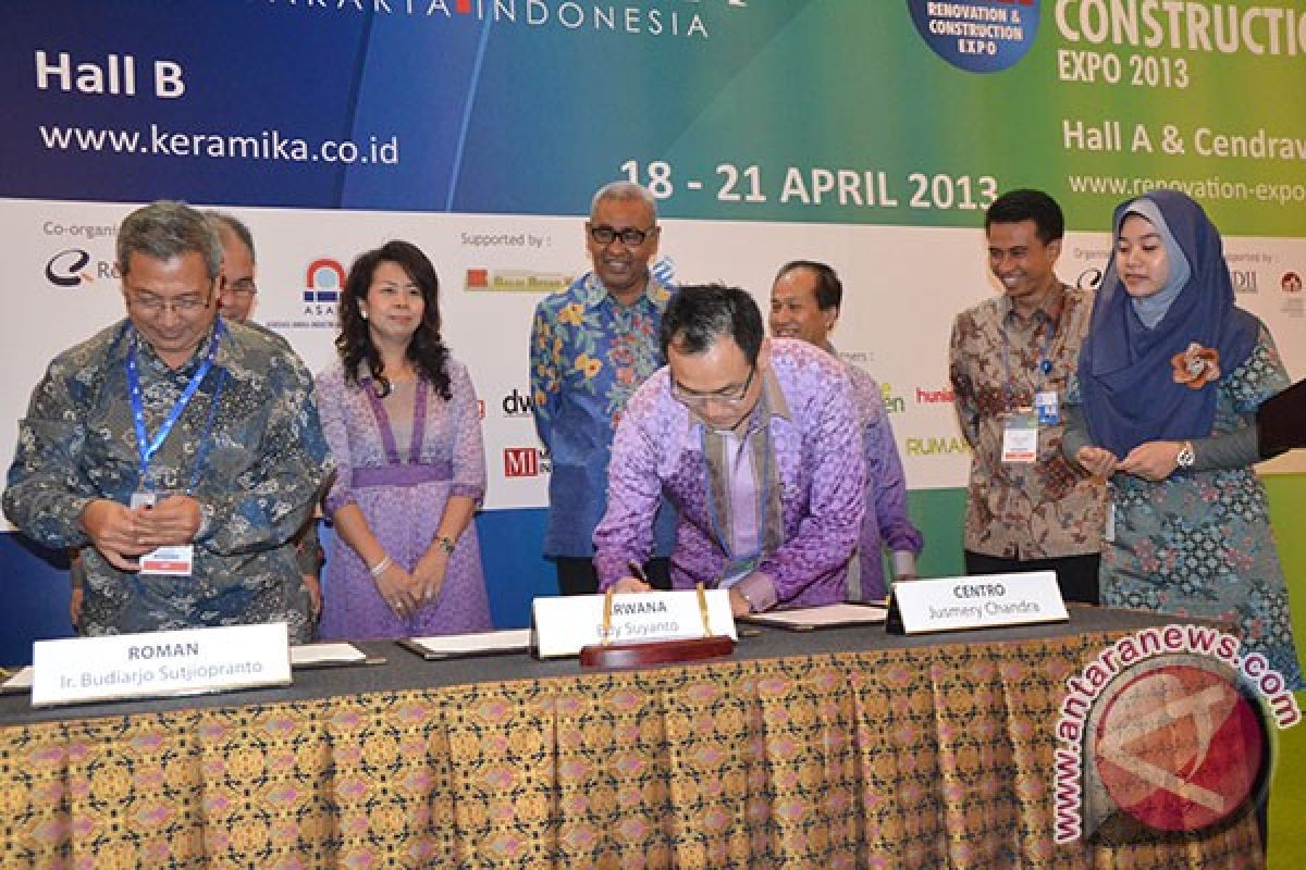 Wamenperin buka pameran KERAMIKA 2013