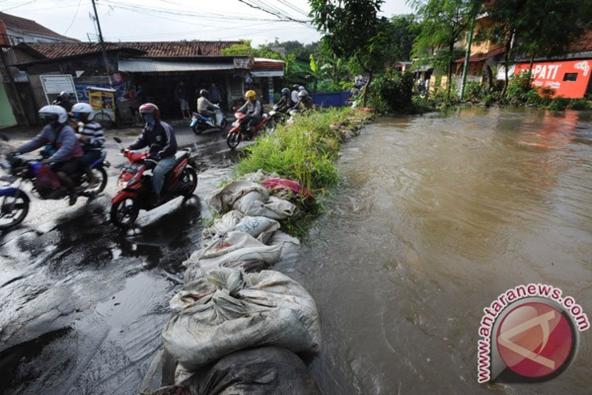 Floods paralyze Gorontalo city