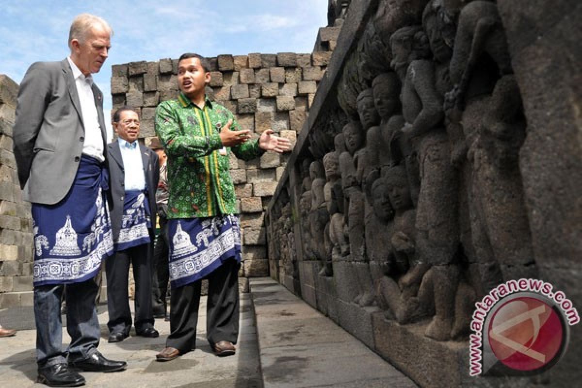 Buddhist students campaign for Borobudur preservation