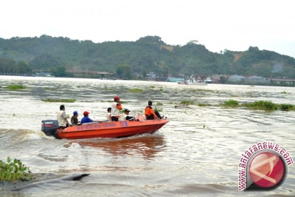 Pencarian Korban KM Karya Indah Terhambat Cuaca 