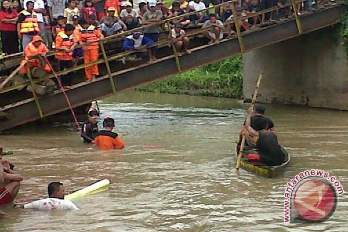 Hanyut Saat Membuat Rakit Bambu