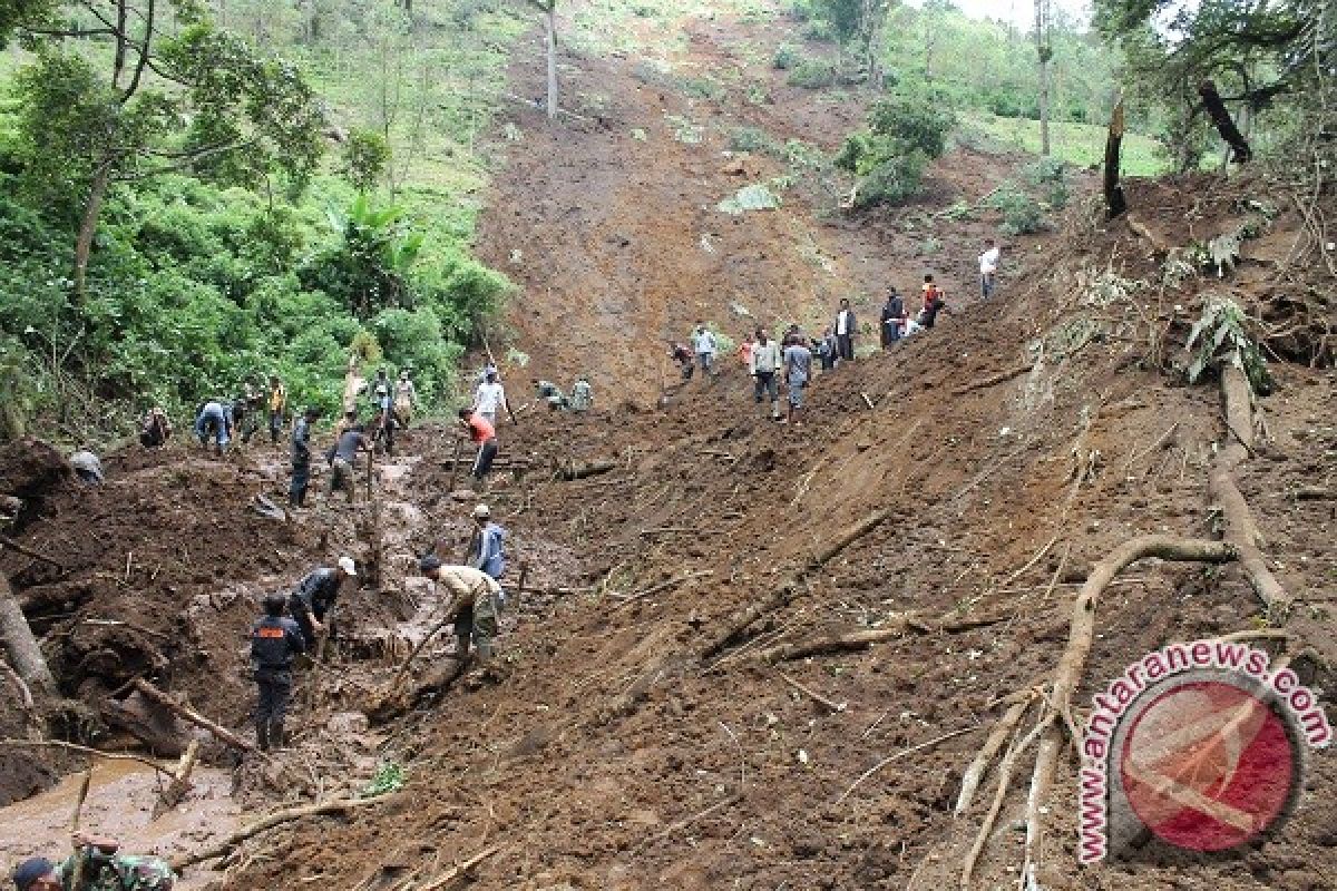 Pencarian korban longsor Garut dilakukan secara manual