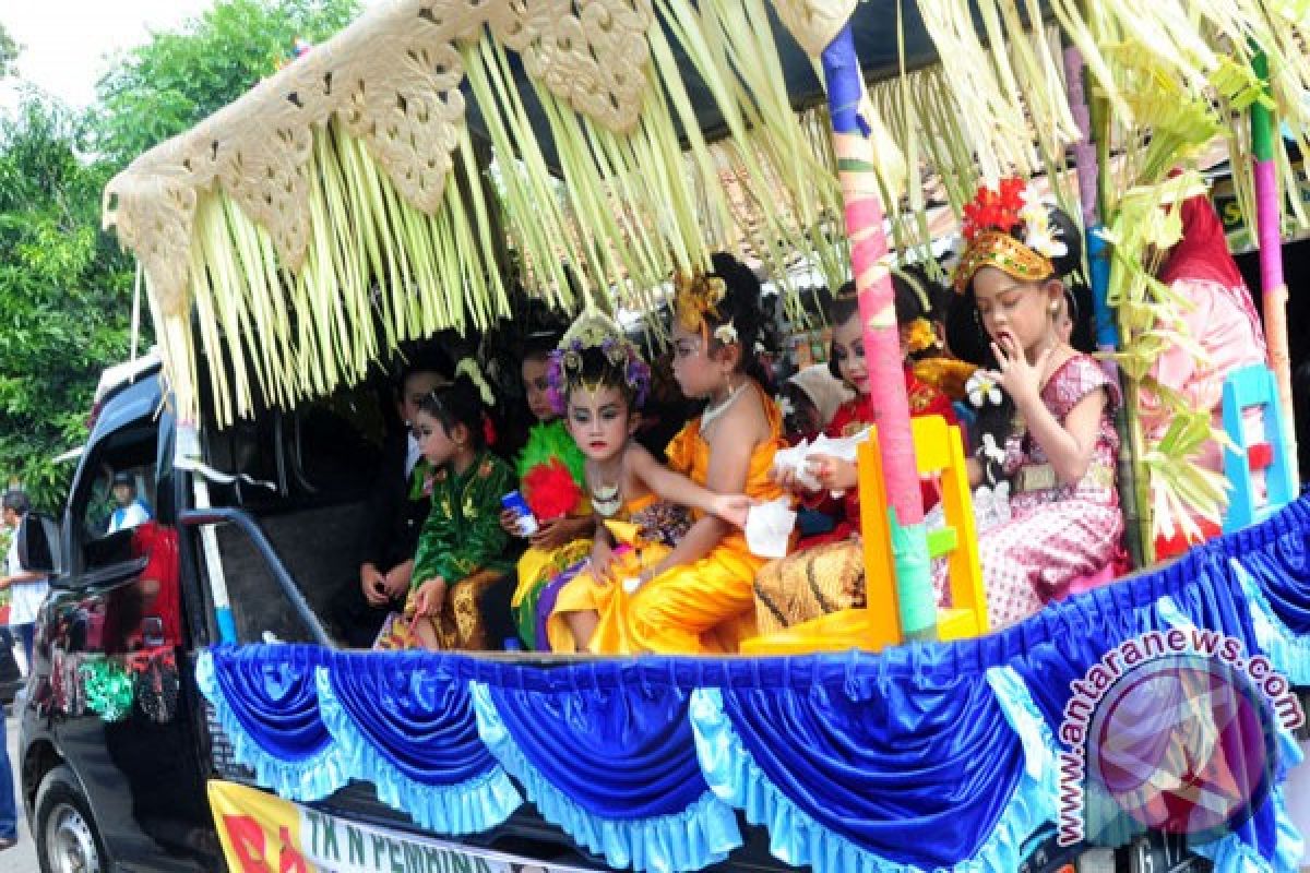 Ribuan wanita di Surabaya ikuti permainan tradisional