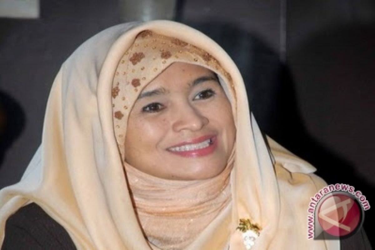  Neno warisman pecinta wanita cerdas