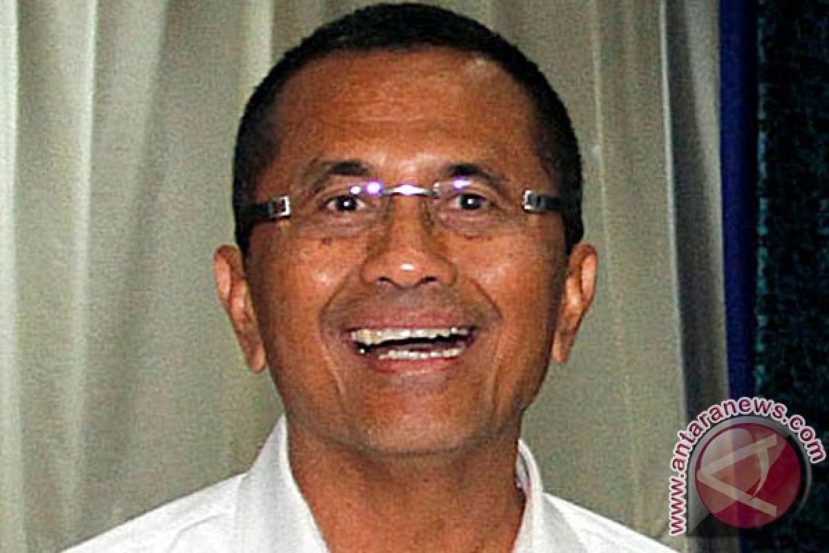 Dahlan &quot;Nyeker&quot; Tanam Padi di Bone Bolango