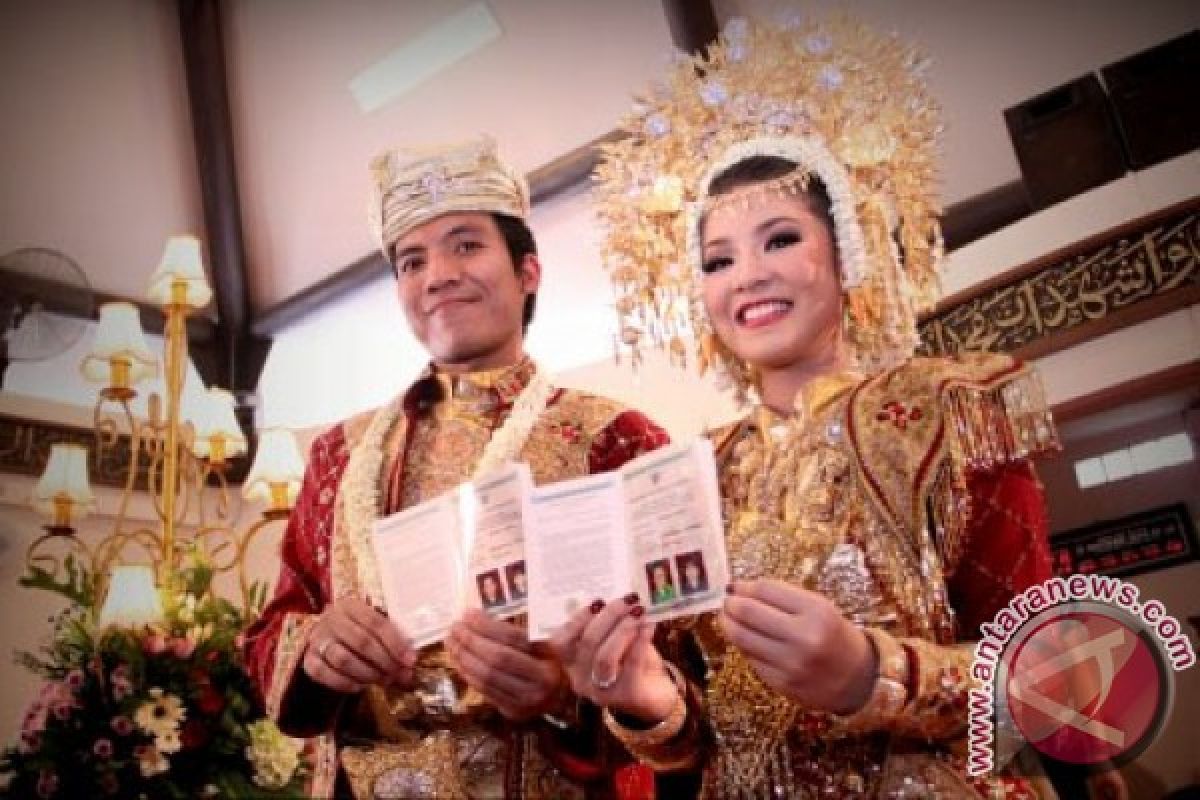 Desta selalu usahakan buka bersama dengan istri