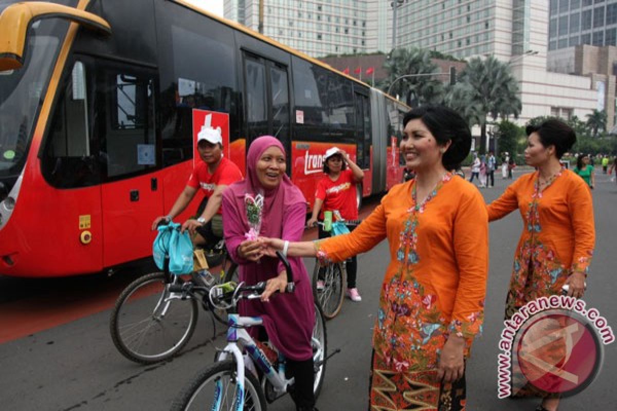 Polwan berkebaya bagikan sembako peringati Hari Kartini