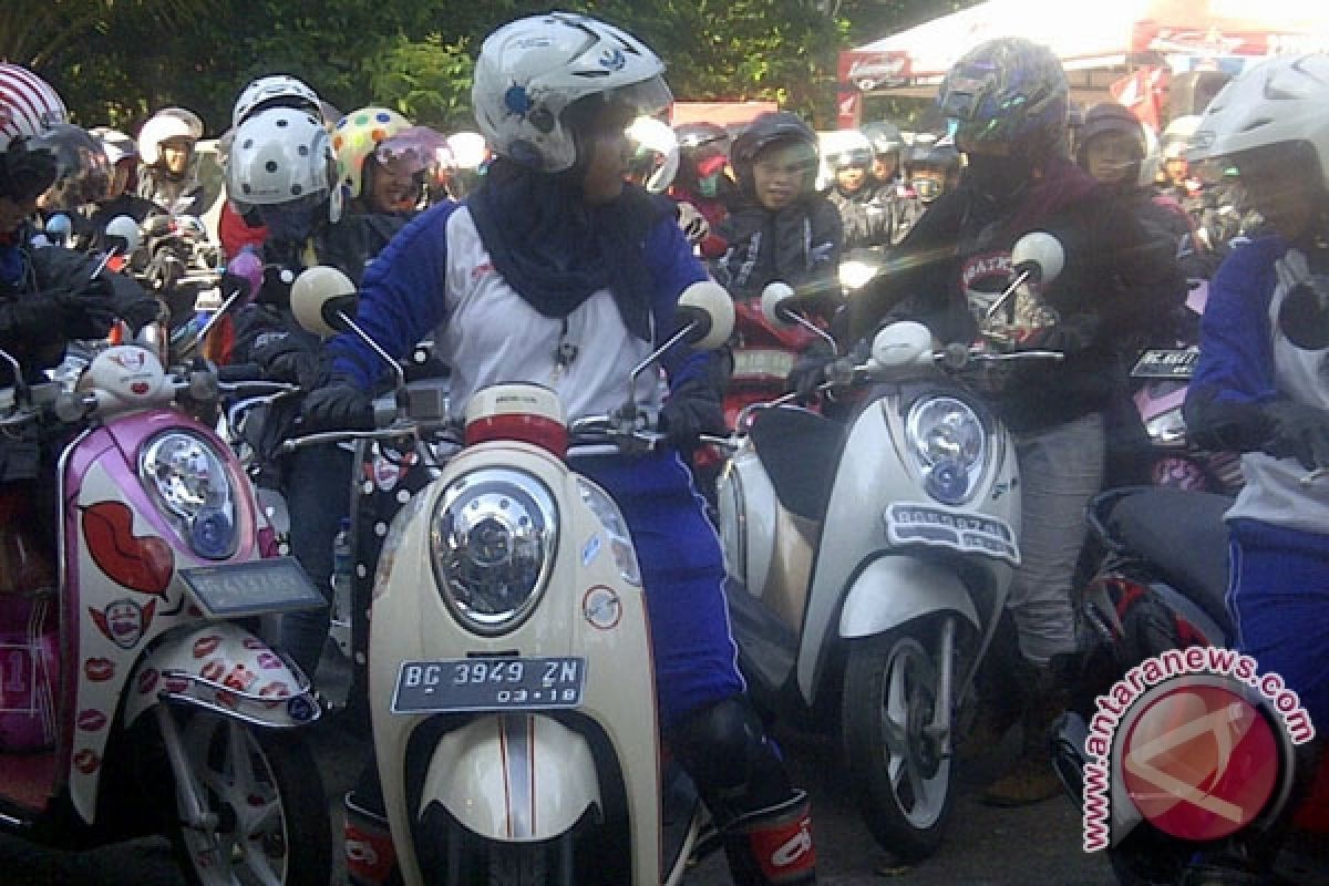 Ratusan perempuan kompoi sepeda motor  