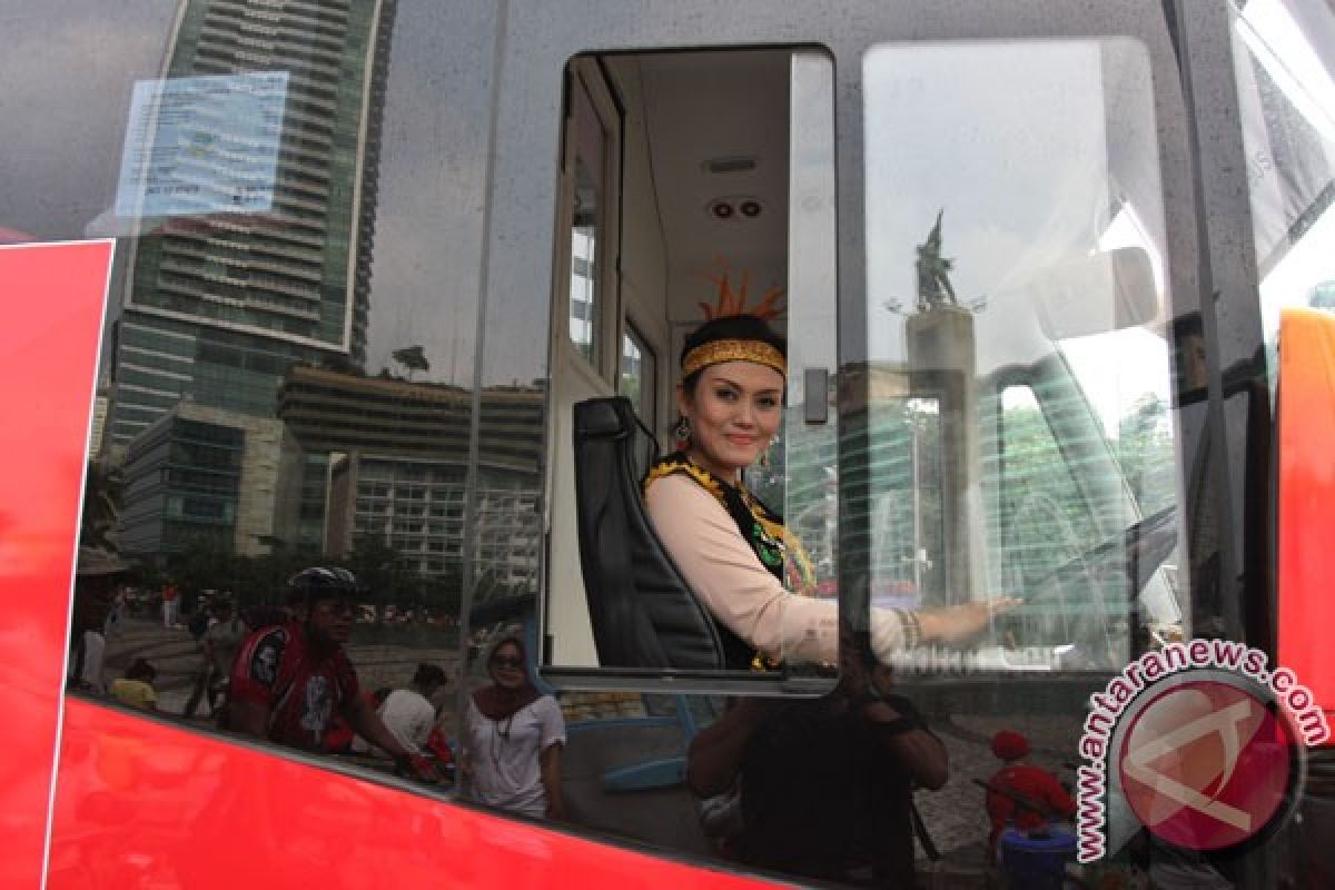 Perempuan pengemudi Transjakarta berkebaya di Hari Kartini