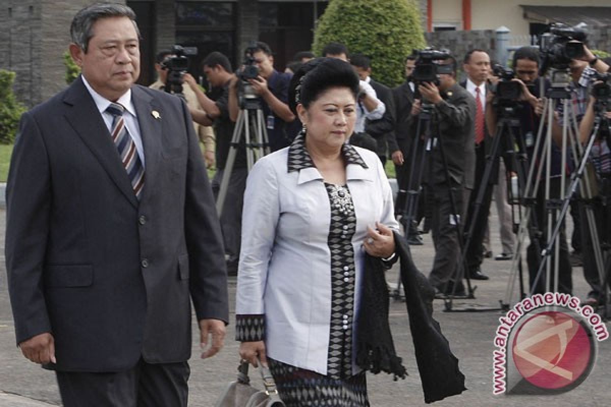 President and first lady greet Bukittinggi residents