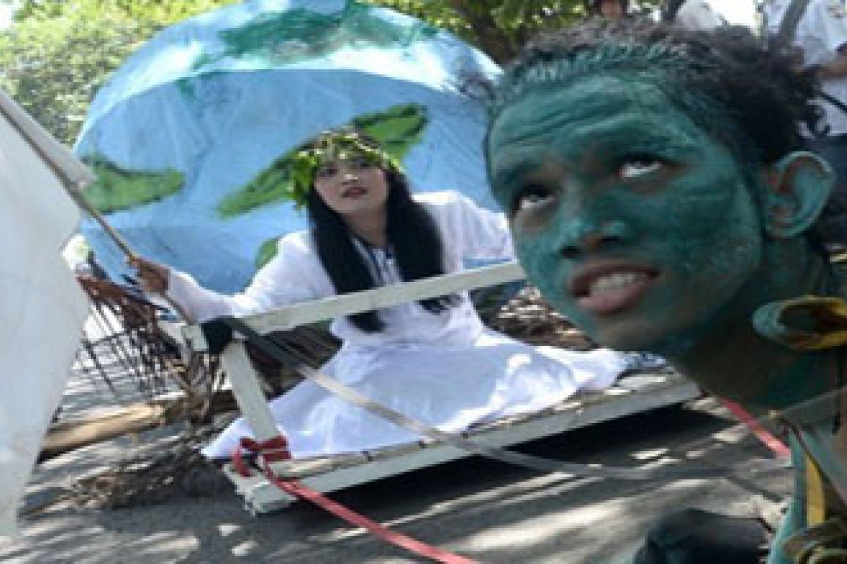 Sambut hari bumi, mahasiswa bersihkan pantai jakat