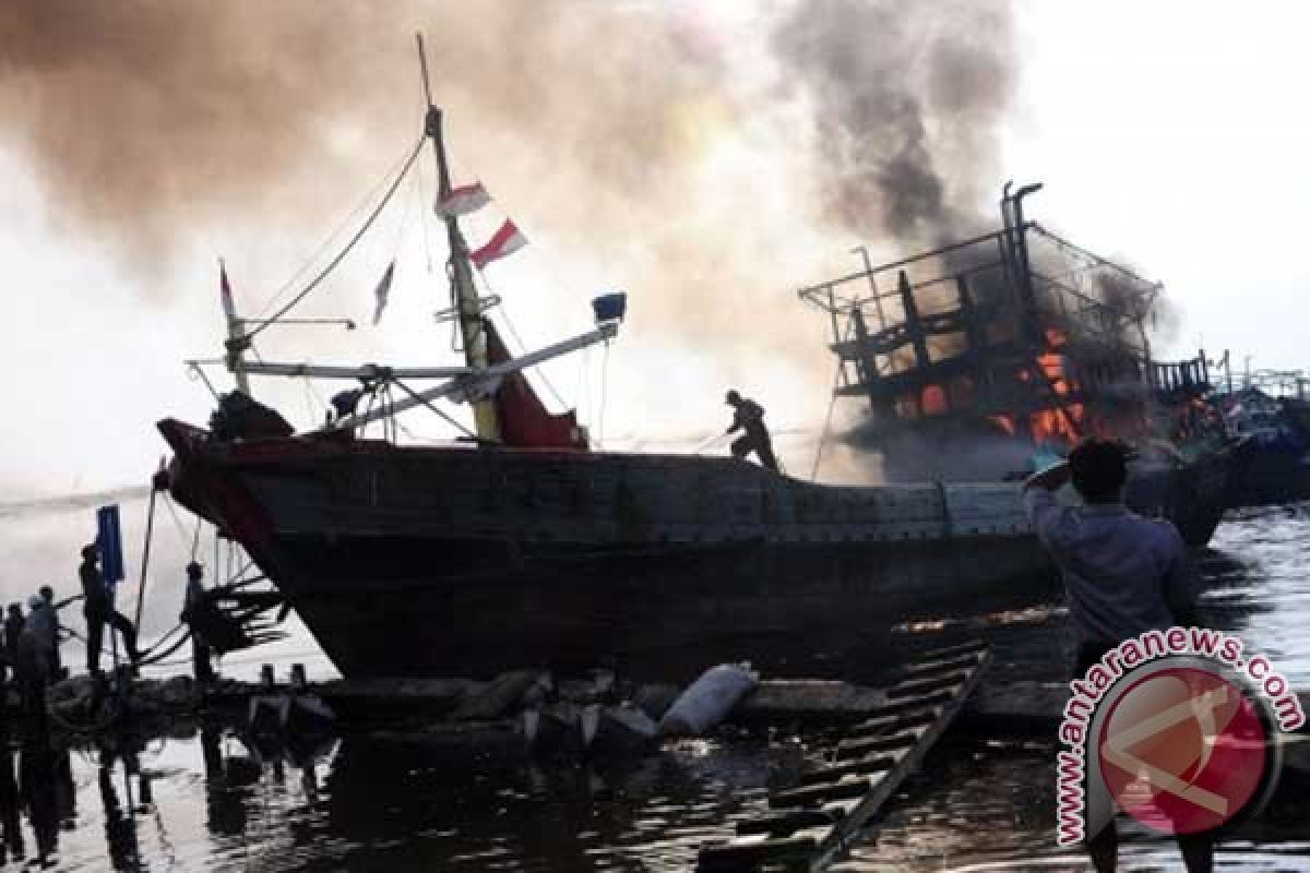 KM Surya Gumilang  terbakar di Tanjung Emas