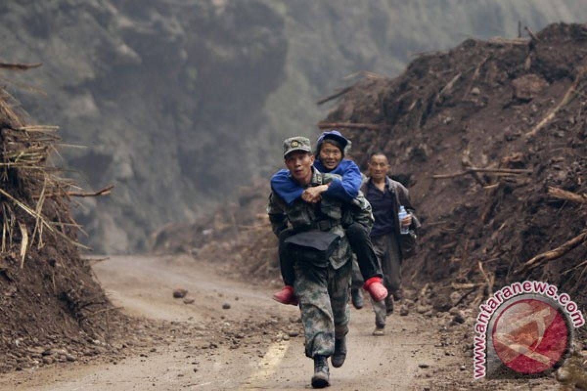 77.000 siswa terpengaruh gempa di China