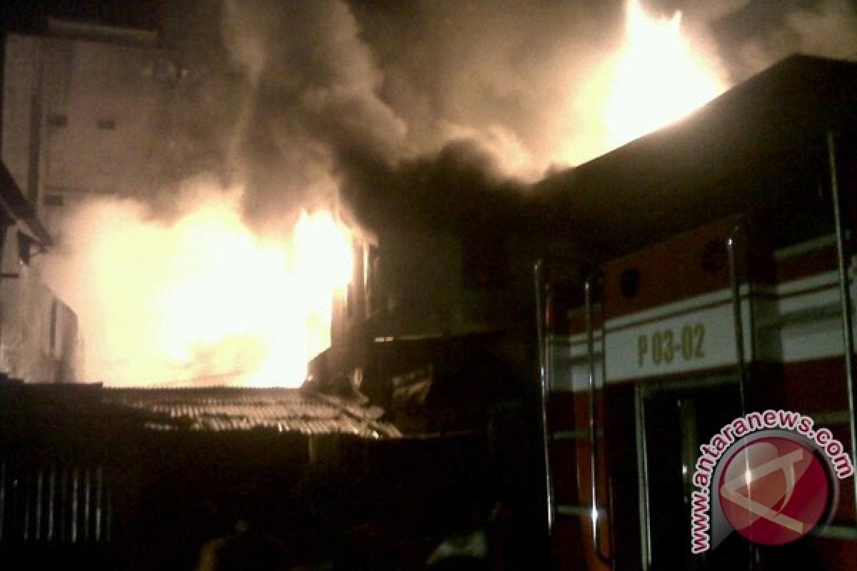 Sebuah toko meubel di Jatiasih ludes terbakar