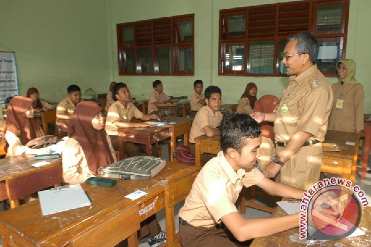 Jatim siap beri sanksi pengawas UN