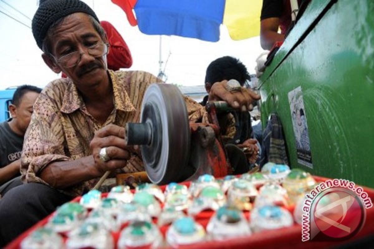 Perajin batu cincin Pontianak kebanjiran pesanan