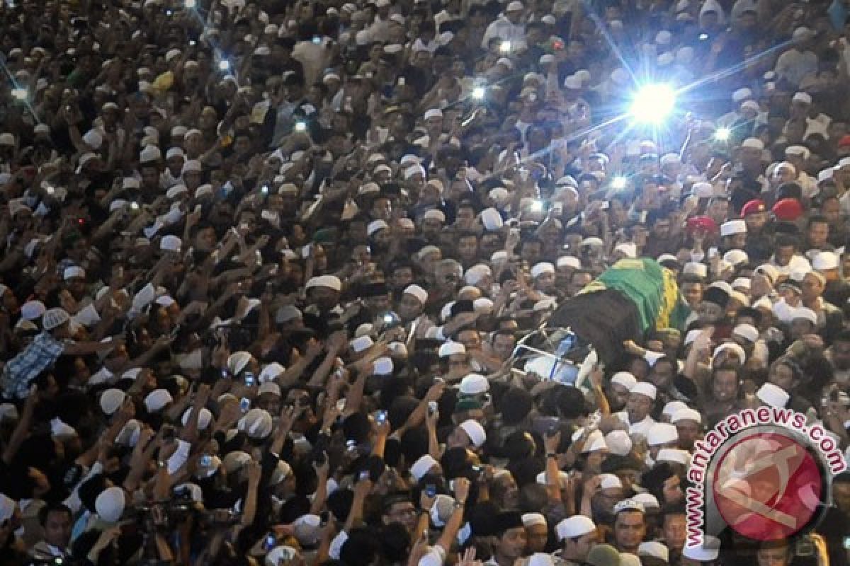 Jenazah Ustad Jeffry disambut ribuan orang