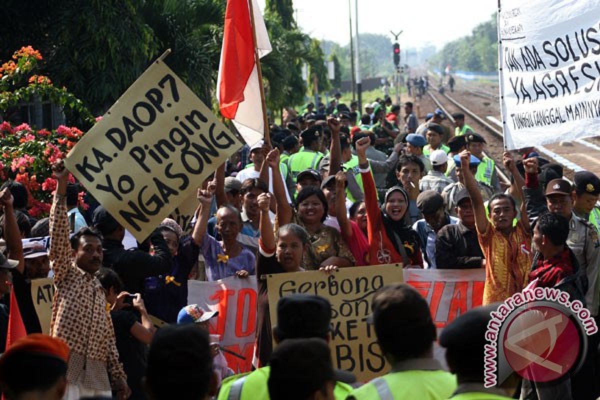 Ratusan pedagang asongan blokir rel kereta api