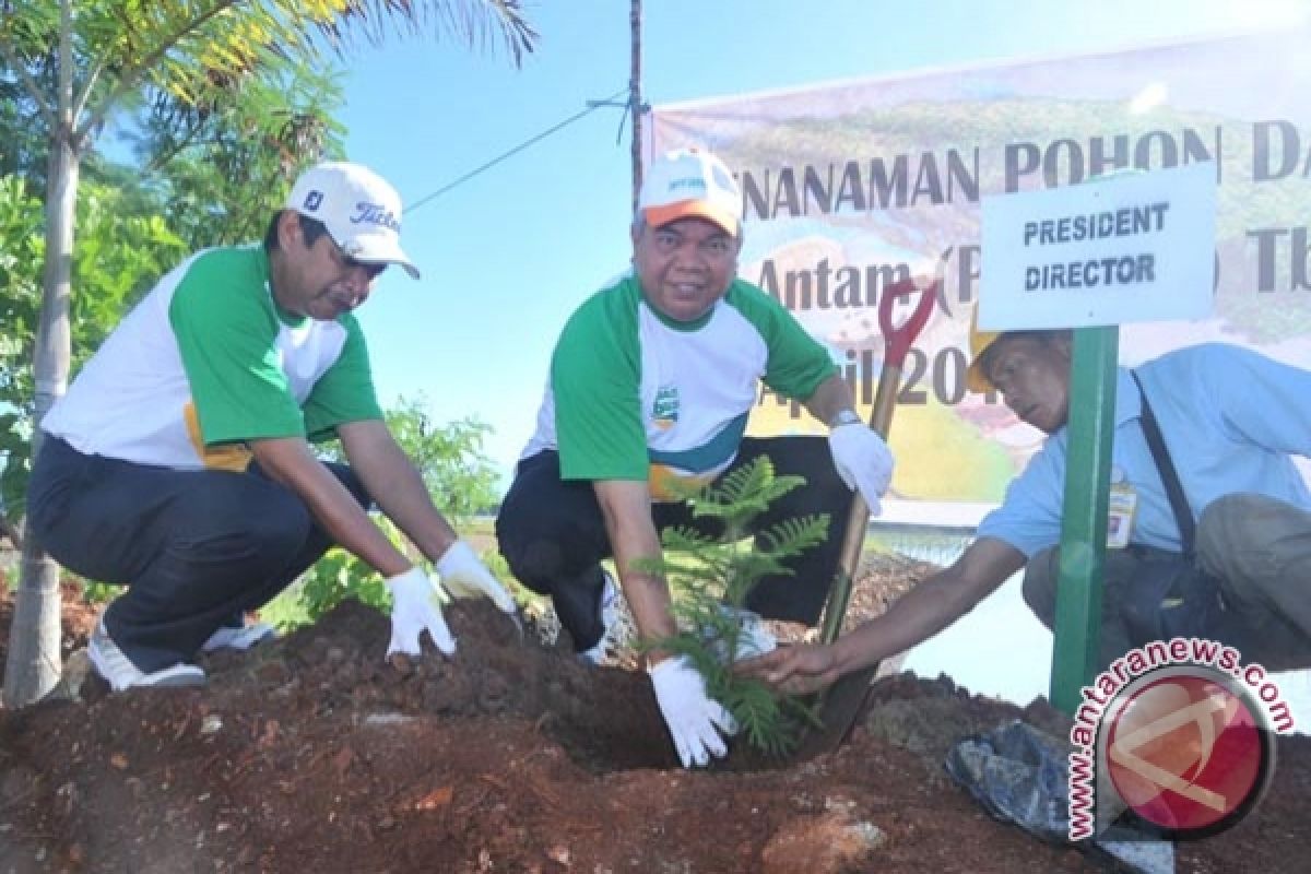 Antam Tanam Pohon Peringati Hari Bumi 2013