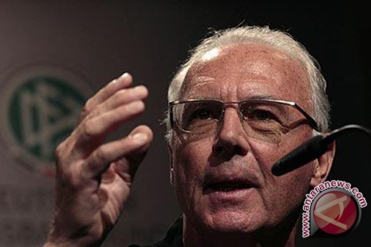 Franz Beckenbauer, libero sepak bola dan fesyen tiga garis yang ikonik