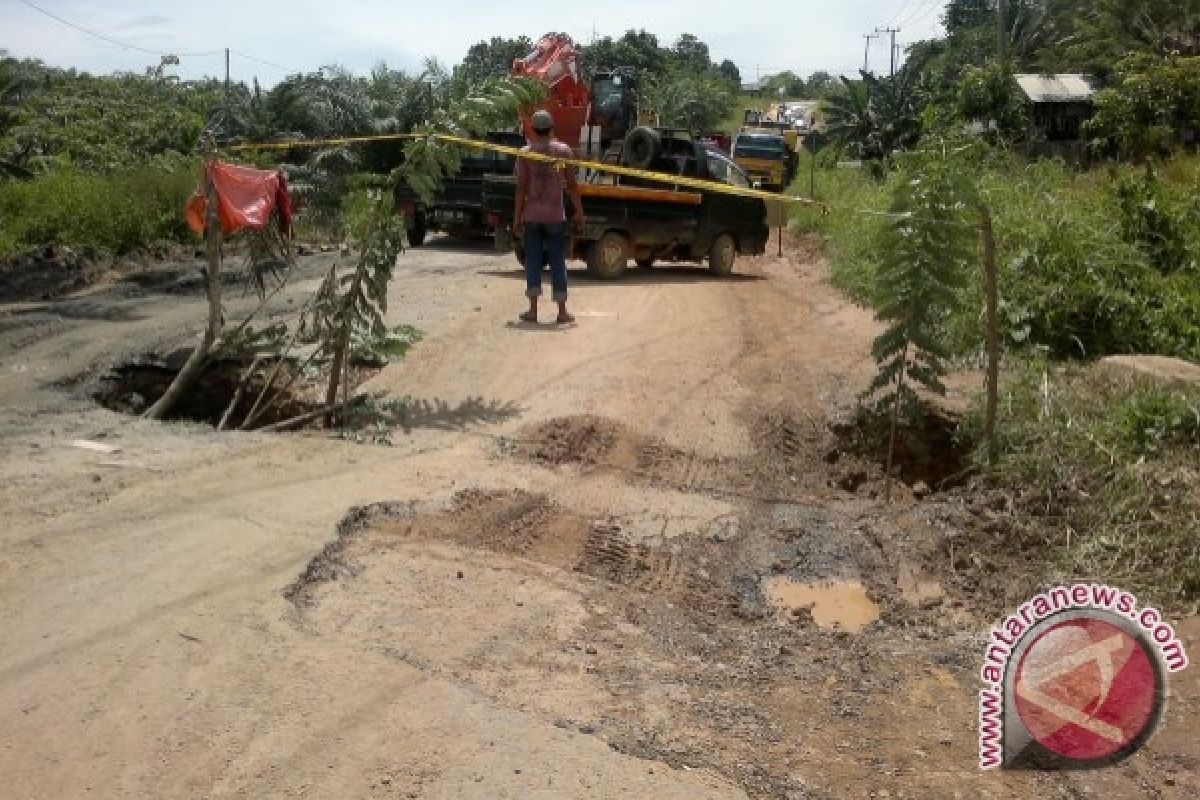 Jalan Provinsi di Sepaku-Petung PPU Rusak Parah